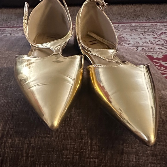 Worthington Gold Pointed Heels - Picture 4 of 10